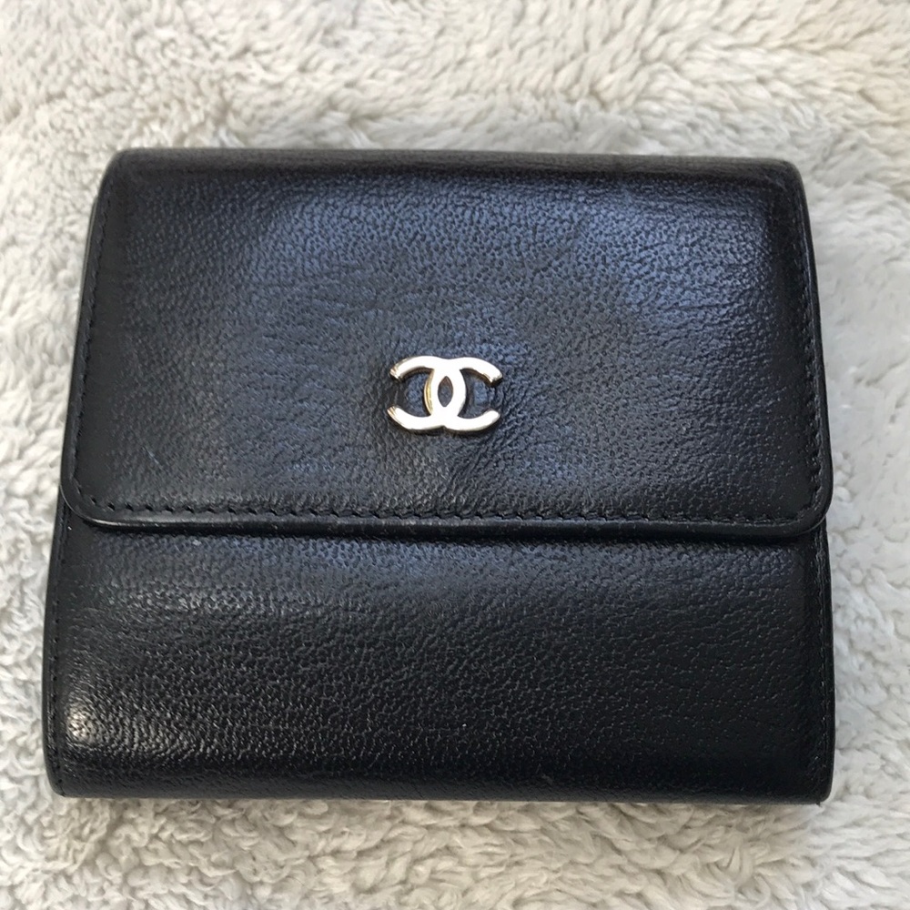 *SOLD* Authentic Chanel W-lock caviar wallet - Picture 1 of 8
